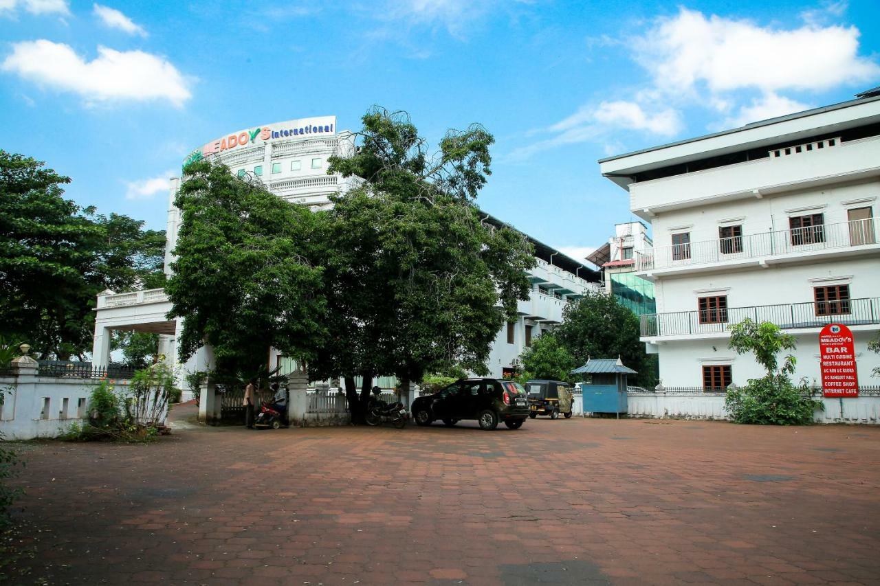 Hotel Meadows International Kizhake Chalakudi Екстер'єр фото